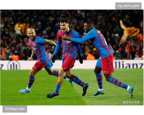 镜头捕捉:莱切对阵萨索洛比赛中,主队球迷用手机灯光悼念离世的俱乐部传奇。